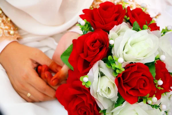 新娘手中的结婚花束 — 图库照片