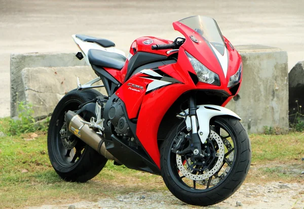 Kuala Lumpur, Malaisie-30 août 2015 : Parc de style Superbike de couleur rouge sur le bord de la route . — Photo