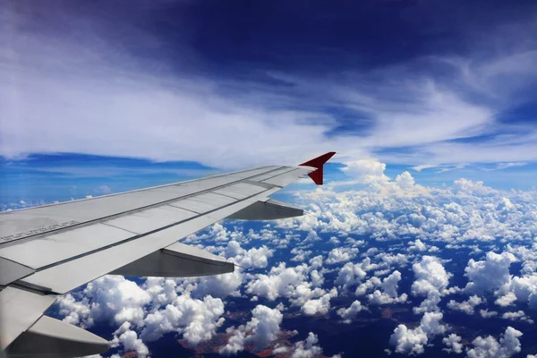 Sayap pesawat terbang di atas awan — Stok Foto