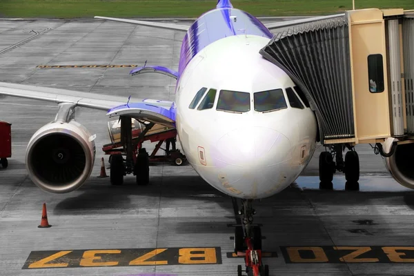 Vliegtuig klaar voor instappen — Stockfoto