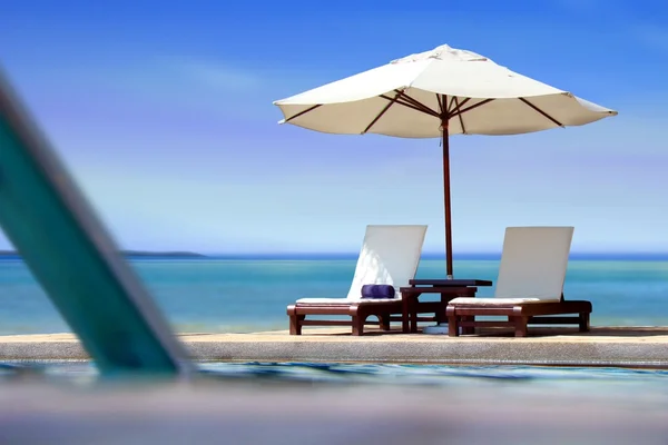 Vid poolen nära stranden med blå himmel — Stockfoto