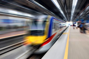 Hızlı tren istasyonu terk