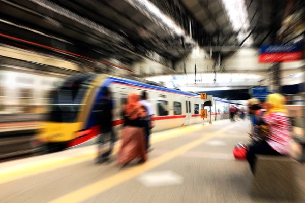 Personas en el andén de la estación — Foto de Stock