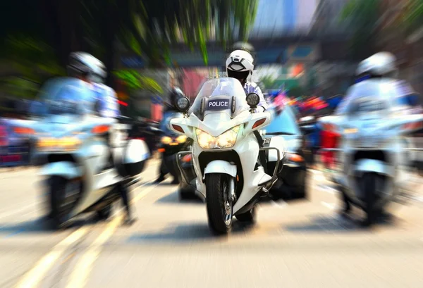 Un policier à moto escorte des fonctionnaires du gouvernement — Photo