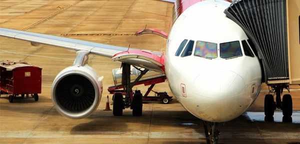 Airplane on the ground boarding for departure — Stock Photo, Image