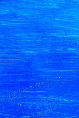 Mavi boyalı yüzeye çizikler ile