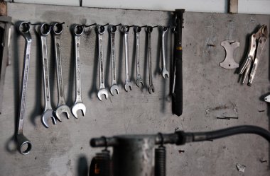 Ahşap tahta üzerinde araçları