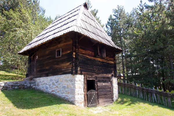 Traditionell stuga, Mount Zlatibor, Serbien — Stockfoto