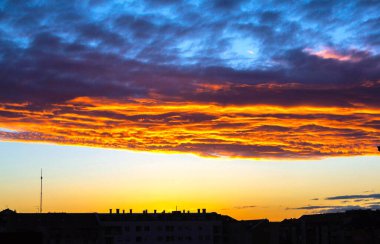 Bulutlu Kayaklar Altında Novi Üzüntüsü Üzerinde Gün Batımı. Görüntü