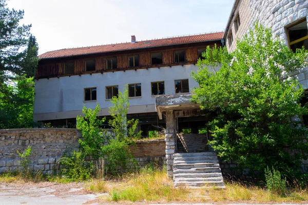 Opuszczony Hotel Górach Zniszczony Zewnętrzny Wewnętrzny Obraz — Zdjęcie stockowe