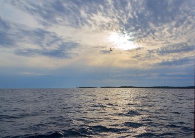 Adriyatik Denizi üzerinde gökyüzü ve bulutlar. Denizde gün batımı - görüntü