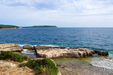 Adriyatik Denizi üzerinde gökyüzü ve bulutlar. Denizde gün batımı - görüntü