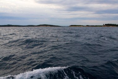Adriyatik Denizi üzerinde gökyüzü ve bulutlar. Denizde gün batımı - görüntü