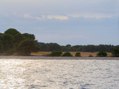 Adriyatik Denizi üzerinde gökyüzü ve bulutlar. Denizde gün batımı - görüntü