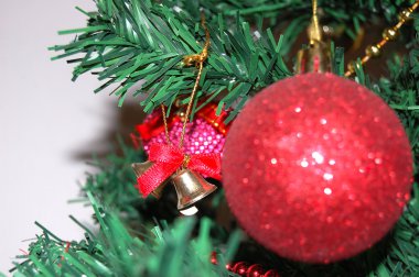 Noel ağacındaki süslemeler