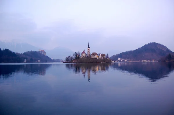 Veronderstelling kerk, op het lake Bled, Slovenië — Stockfoto