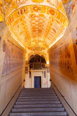 11. yüzyılda kurulan tarihi Bologna Üniversitesi 'nin freskli merdiven ve koridorunu süsleyin..