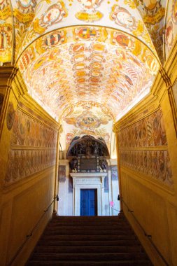 11. yüzyılda kurulan tarihi Bologna Üniversitesi 'nin freskli merdiven ve koridorunu süsleyin..