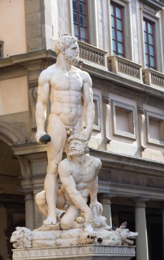 Kahraman ve dev arasındaki mitolojik mücadeleyi betimleyen Baccio Bandinelli 'nin mermer Herkül ve Cacus heykeli, Piazza della Signoria, Floransa, İtalya.