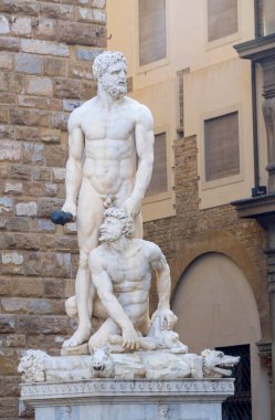 Kahraman ve dev arasındaki mitolojik mücadeleyi betimleyen Baccio Bandinelli 'nin mermer Herkül ve Cacus heykeli, Piazza della Signoria, Floransa, İtalya.