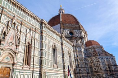 İtalya, Floransa 'daki Santa Maria Del Fiore Katedrali' nin ön görüntüsü, açık mavi gökyüzünün altında süslü mermer cephe ve Giottos Bell Kulesi 'ni gösteriyor..