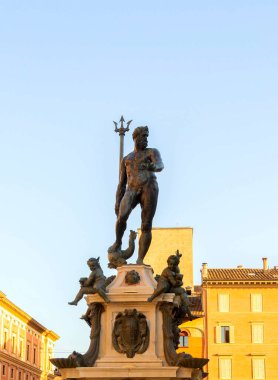Neptün 'ün büyük bronz bir heykeli, meleklerle çevrili heykel şeklinde bir çeşme kaidesinin üzerinde duruyor. Sıcak öğleden sonra ışığı tarihi binaları yıkıyor, sanat, efsane ve kentsel gurur manzarası yaratıyor..
