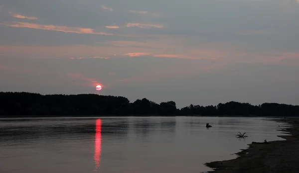 Pôr do sol um rio Danúbio — Fotografia de Stock