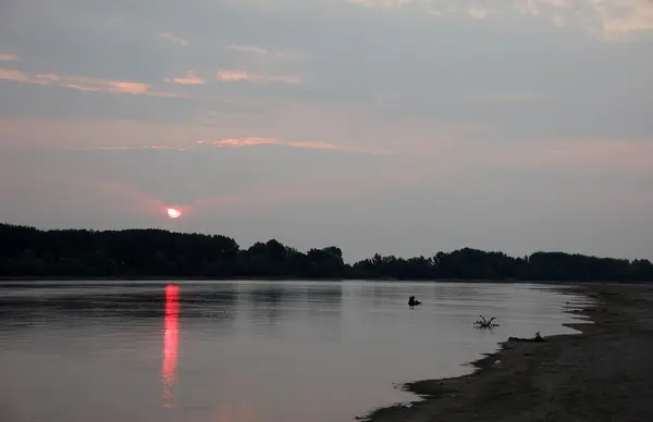 Pôr do sol um rio Danúbio — Fotografia de Stock