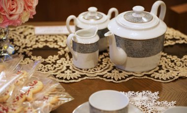  Mola sırasında masanın üzerinde çay takımı vardı.                              