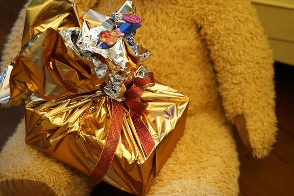 Schachtel Mit Dem Goldenen Geschenk Auf Der Puppe Des Bären — Stockfoto