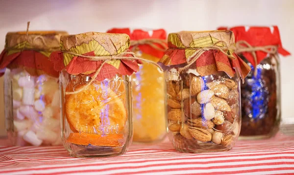 Mutfağın rafına konmuş cam şişe.                               