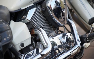 Motosiklet parlak metal borular ve motorlar                               