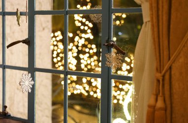 Evin penceresinden görülen bahçe ışıklarının gece görüşü                               