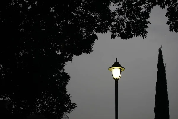 Utcai Lámpák Város Utcáin Éjjel — Stock Fotó
