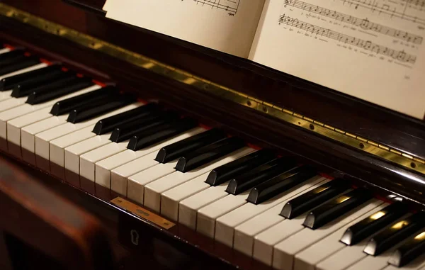 Piyano klavyesi ve nota kağıdı                               