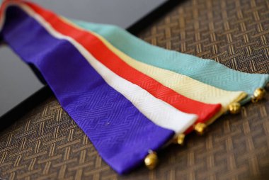 Çanlar ile renkli kumaş dekorasyonu                               