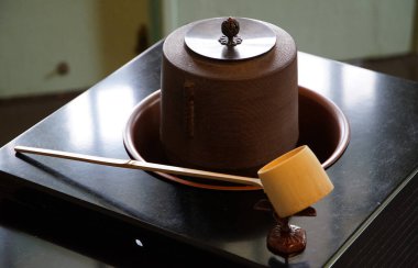 Japon geleneksel çay seremonisi için kaynar su aracı                               