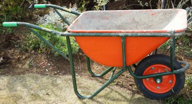 Tarlalara ve bahçelere bakmak için tek tekerlekli bisiklet                               