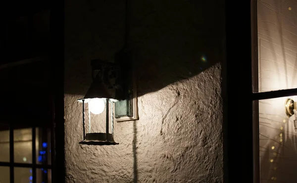 Evin duvarındaki açık hava ışığının gece görüşü.                               