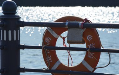 Japon limanındaki bir rıhtımda halka şamandıranın manzarası.                               