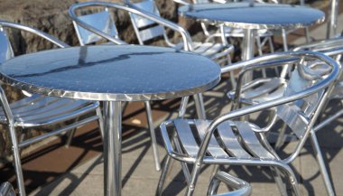 Metalik yuvarlak masa ve bir meydanda yer açıldığı gün                               