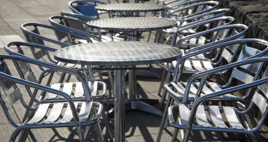 Metalik yuvarlak masa ve bir meydanda yer açıldığı gün                               