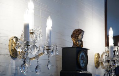 Gece bir odada lamba.                               