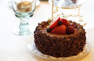 Çikolatalı pasta ve içkiler masada.                               