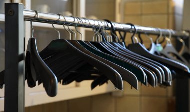   Dolapta bir sürü askı var.                             