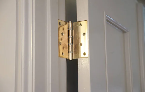 Odanın ahşap kapısında altın menteşeler                               