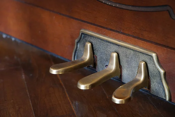 Piyanoda üç metal ayak pedalı                               