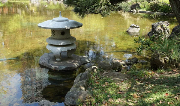 Étang Lanternes Dans Jardin Japonais Par Une Journée Ensoleillée — Photo