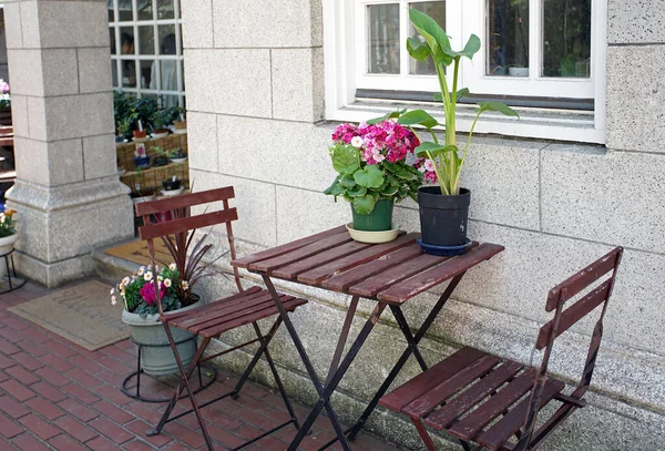 Descansando Una Mesa Sillas Jardín Mediodía — Foto de Stock