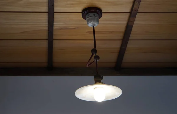 Evin Tavanından Sarkan Lamba Armatürü — Stok fotoğraf
